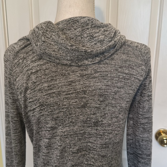 Nicole Miller Gray & Black Cowl Neck Sweater w/ Front Side Pockets - Picture 6 of 9